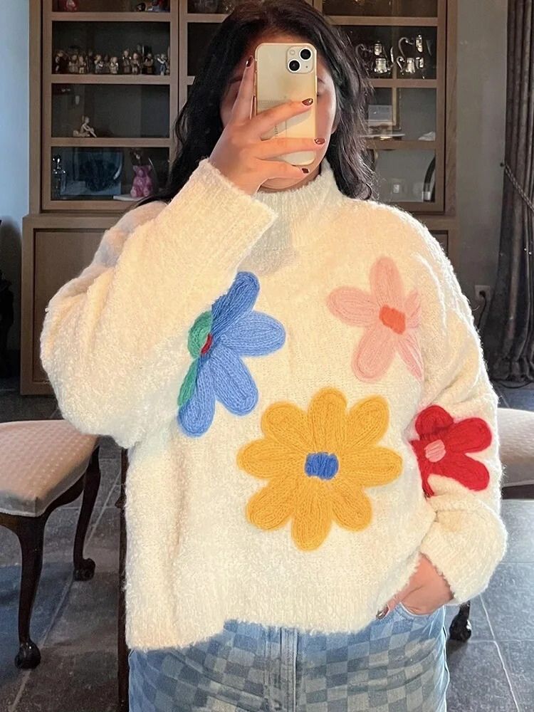 Amor | Knitted Sweater with Floral Appliques