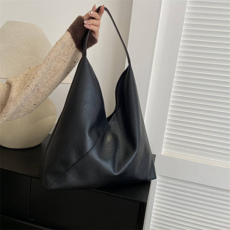 Citlali | Shoulder bag with V-closure